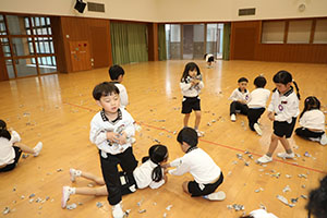 ホールで新聞紙遊び　　C