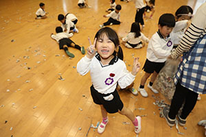 ホールで新聞紙遊び　　C