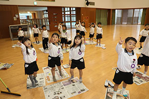 ホールで新聞紙遊び　　C