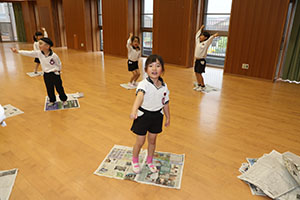 ホールで新聞紙遊び　　C