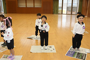 ホールで新聞紙遊び　　C