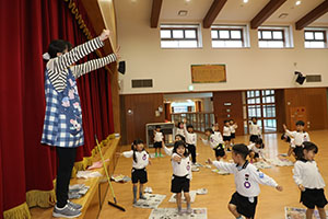 ホールで新聞紙遊び　　C