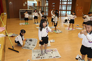 ホールで新聞紙遊び　　C