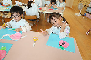いちごの制作　たんぽぽ