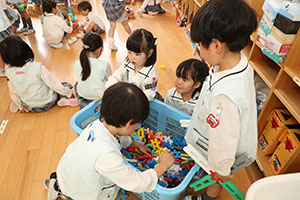 仲良くブロック遊び　　すみれ・C
