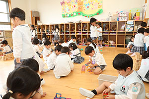 仲良くブロック遊び　　すみれ・C