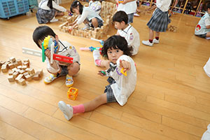 仲良くブロック遊び　　すみれ・C
