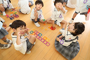 仲良くブロック遊び　　すみれ・C