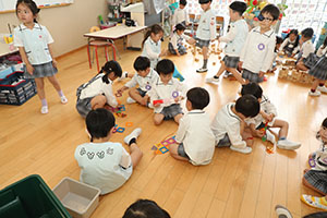 仲良くブロック遊び　　すみれ・C