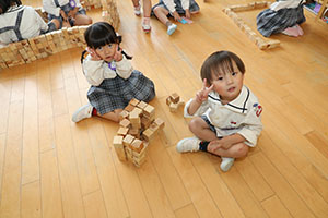 仲良くブロック遊び　　すみれ・C