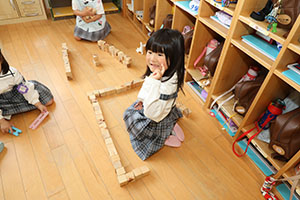 仲良くブロック遊び　　すみれ・C