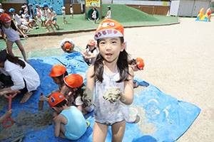 粘土作りと泥んこ遊び　さくら・E