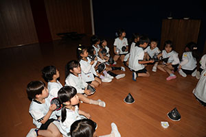 ホールでプラネタリウムの鑑賞会　D