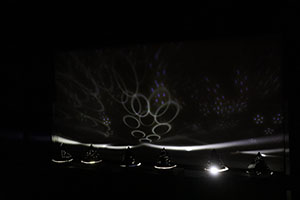 ホールでプラネタリウムの鑑賞会　D