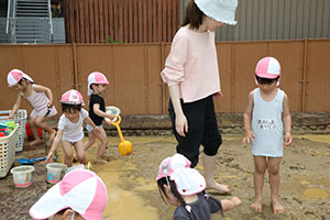 泥んこ遊び　うさぎ　　　きりん・ことり