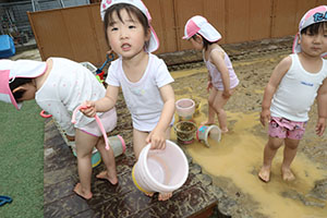 泥んこ遊び　うさぎ　　　きりん・ことり