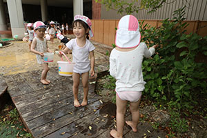 泥んこ遊び　うさぎ　　　きりん・ことり