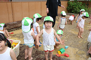 泥んこ遊び　うさぎ　　　きりん・ことり