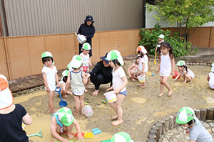 泥んこ遊び　うさぎ　　　きりん・ことり