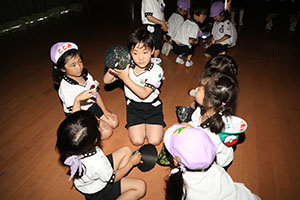 ホールでプラネタリウムの鑑賞会　A