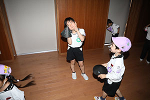 ホールでプラネタリウムの鑑賞会　A
