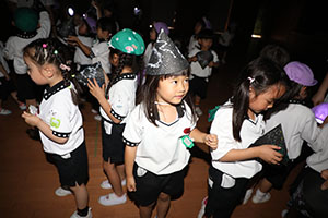 ホールでプラネタリウムの鑑賞会　A