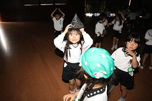 ホールでプラネタリウムの鑑賞会　A