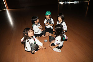 ホールでプラネタリウムの鑑賞会　A