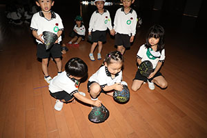 ホールでプラネタリウムの鑑賞会　A
