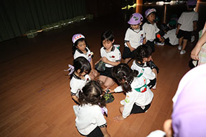 ホールでプラネタリウムの鑑賞会　A