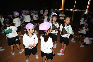 ホールでプラネタリウムの鑑賞会　A