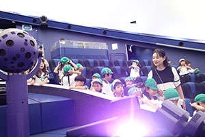 プラネタリウム見学　　たくさんの星がきれいだったね　A・B　NO．2