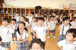元気いっぱい歌っています♪　すみれ