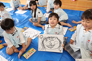 お母さんの絵を描きました　りす
