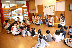 5月生まれのお誕生会　「シャボン玉ショー」　　年長・2歳児クラス