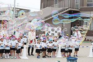 5月生まれのお誕生会　「シャボン玉ショー」　　年中