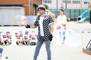 5月生まれのお誕生会　「シャボン玉ショー」　　年少