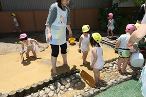 どろんこ遊び　ひよこ・あひる