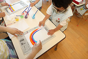 スタンプで虹の制作　ばら