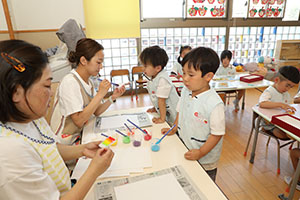 スタンプで虹の制作　ばら