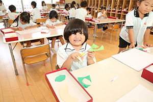 スタンプで虹の制作　ばら