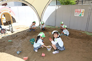 砂場で遊びました　うさぎ・ことり