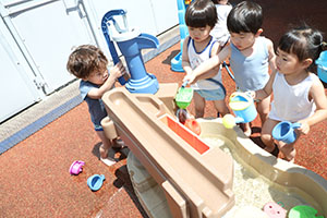 キッズガーデンで水遊び　ぺんぎん