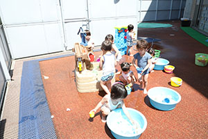 キッズガーデンで水遊び　ぺんぎん