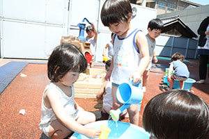 キッズガーデンで水遊び　ぺんぎん