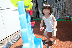 キッズガーデンで水遊び　ぺんぎん