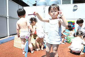キッズガーデンで水遊び　ぺんぎん