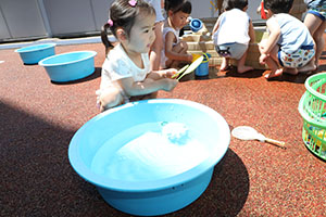 キッズガーデンで水遊び　ぺんぎん