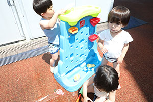キッズガーデンで水遊び　ぺんぎん