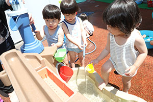 キッズガーデンで水遊び　ぺんぎん